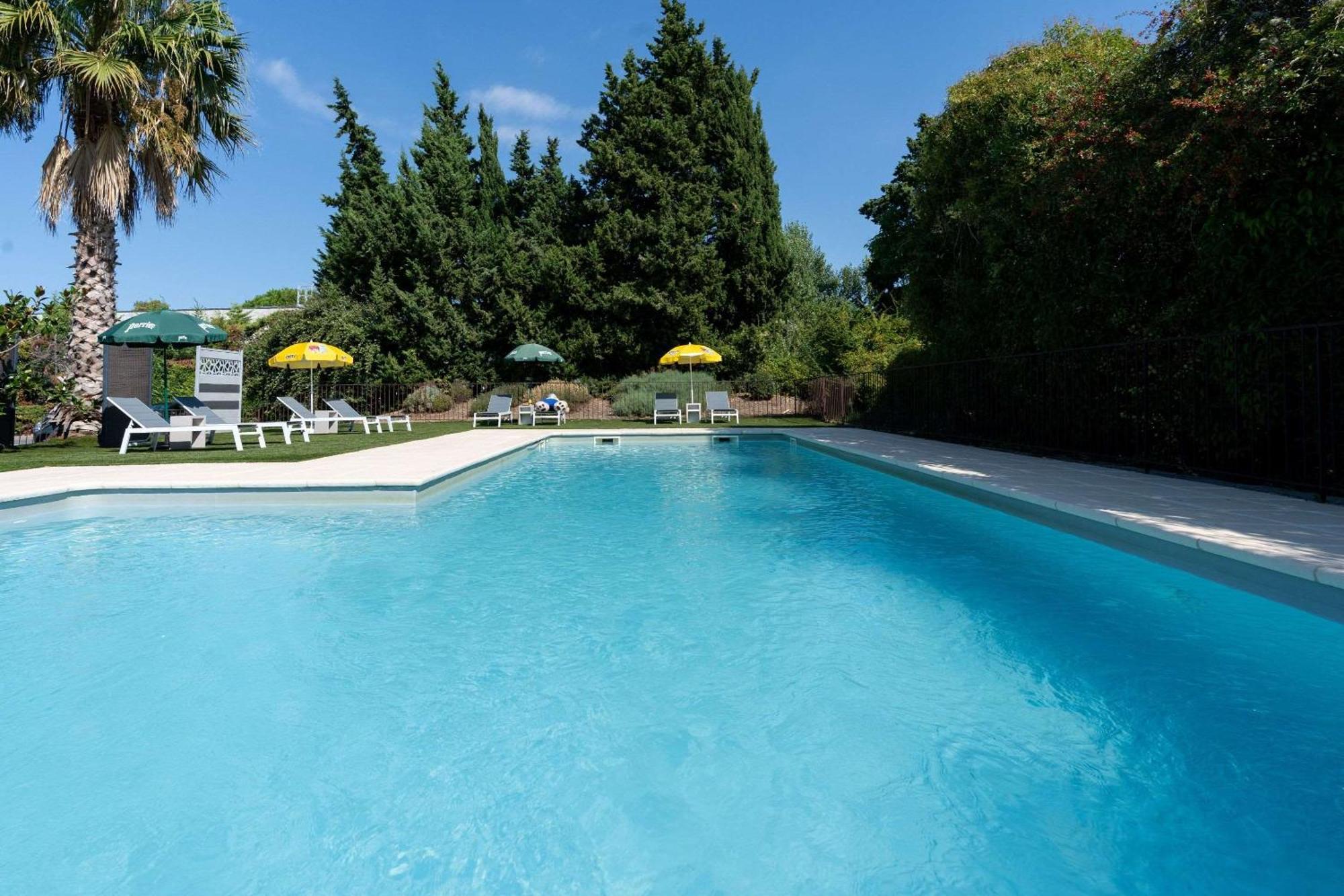 Brit Hotel Avignon Sud Le Calendal Exterior foto
