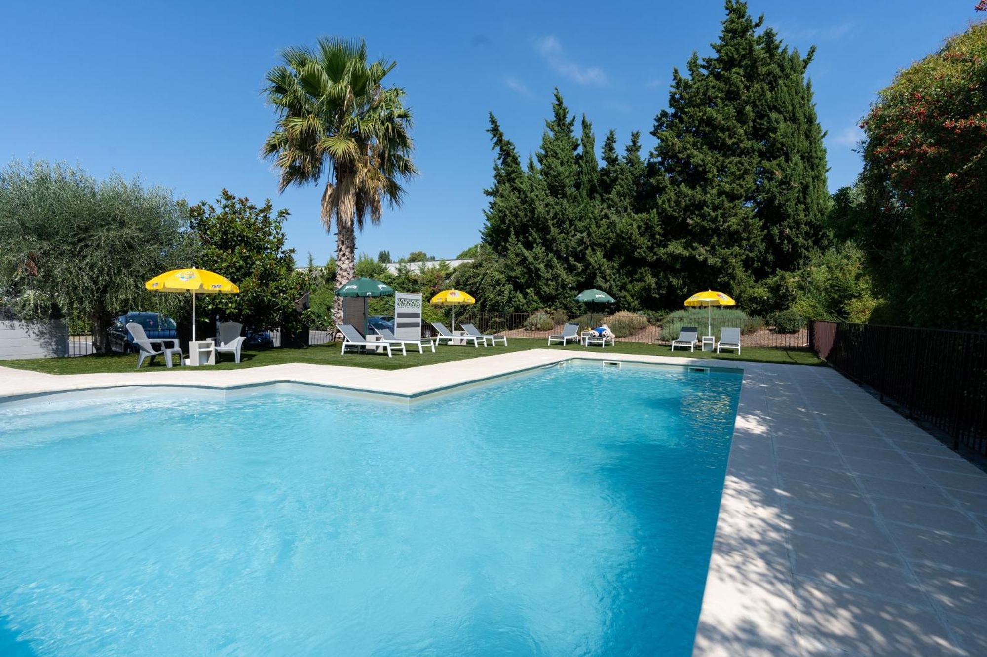 Brit Hotel Avignon Sud Le Calendal Exterior foto